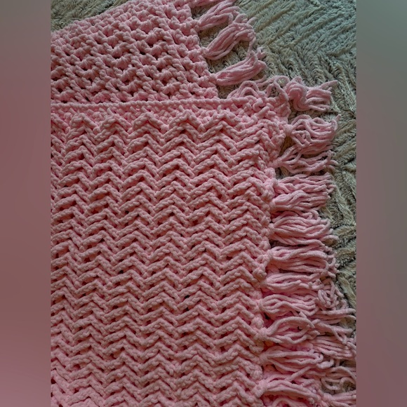Handmade crochet baby blanket (light pink zigzag) - Picture 1 of 3